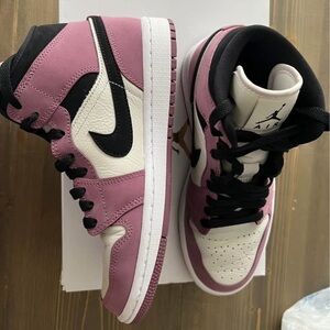 SOLD WMNS Air Jordan 1 Mid Mulberry